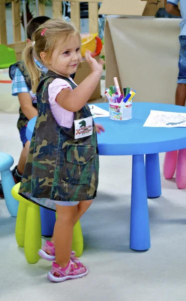 Nettes kleines Mädchen in Camouflage — Stockfoto