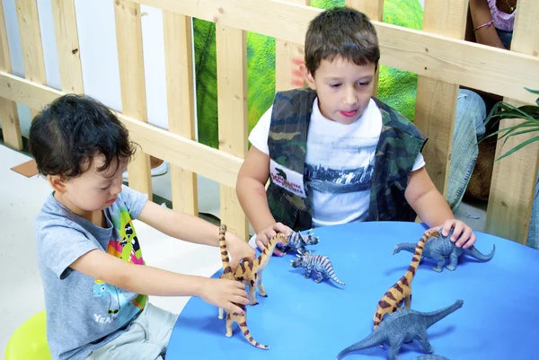 Children in the mini Jurassic park — Stock Photo, Image