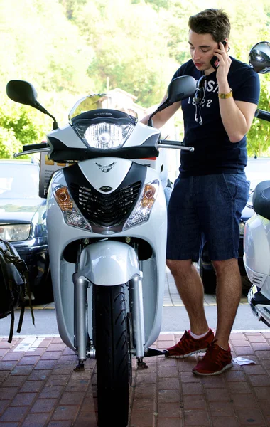 Der Mensch und sein Moto — Stockfoto