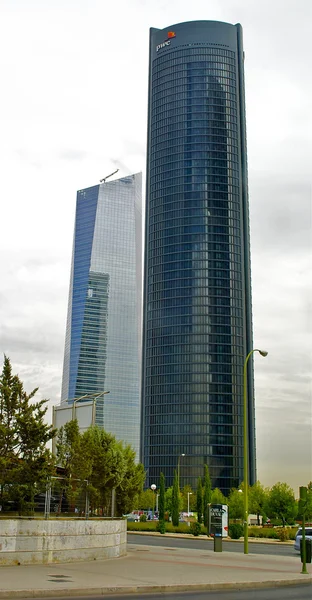 Madrid, Španělsko: cuatro torres obchodní čtvrti v Madridu, Španělsko. — Stock fotografie