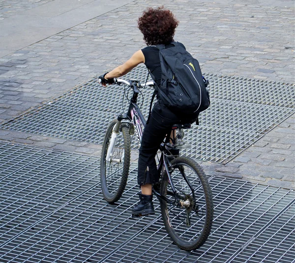 Niño en una bicicleta — Foto de Stock