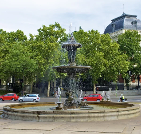Brunnen im park, madrid, spanien — Stockfoto