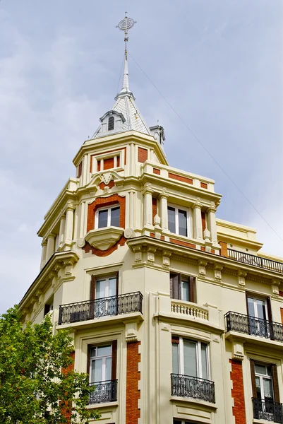 Piękną fasadą w madrid, Hiszpania — Zdjęcie stockowe