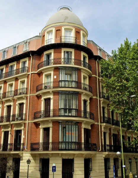 Hermosa fachada en Madrid, España — Foto de Stock