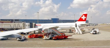 yolcu uçağı pist üzerinde