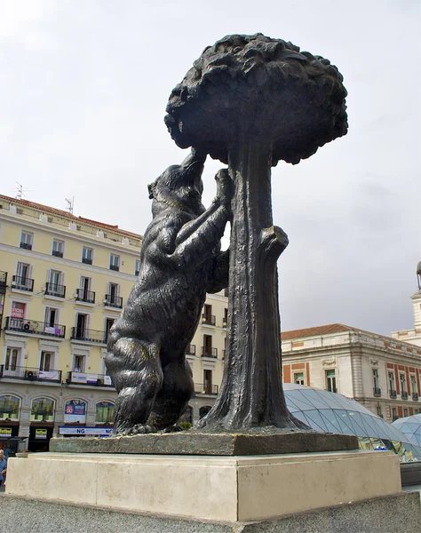 Heykel, ayı ve çilek ağacı, puerta del sol, İspanya — Stok fotoğraf