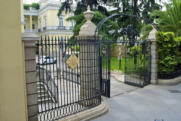 Porta de ferro — Fotografia de Stock