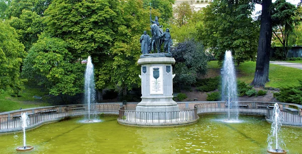 Vattenfontän i parken — Stockfoto