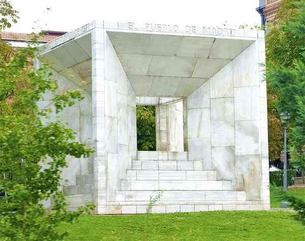 MADRID, SPAIN : Cubic monument to the Spanish Constitution. Opened in 1979. Its author was the architect Miguel Angel Ruiz-Larrea. — Stock Photo, Image