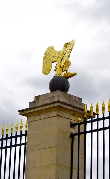 Golden eagle view Fontainebleau Sarayı kapısı — Stok fotoğraf