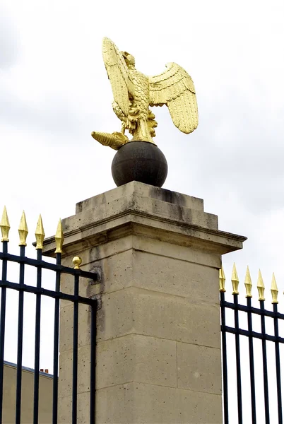 Золотой орёл на воротах Дворца Фонтенбло — стоковое фото