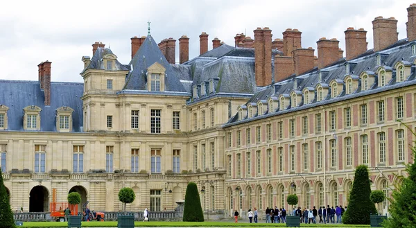 Beautiful Medieval landmark - royal hunting castle Fontainbleau. — Stock Photo, Image