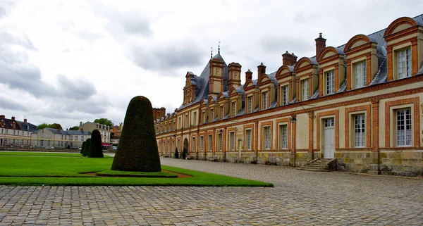 Beautiful Medieval landmark - royal hunting castle Fontainbleau. — Stock Photo, Image