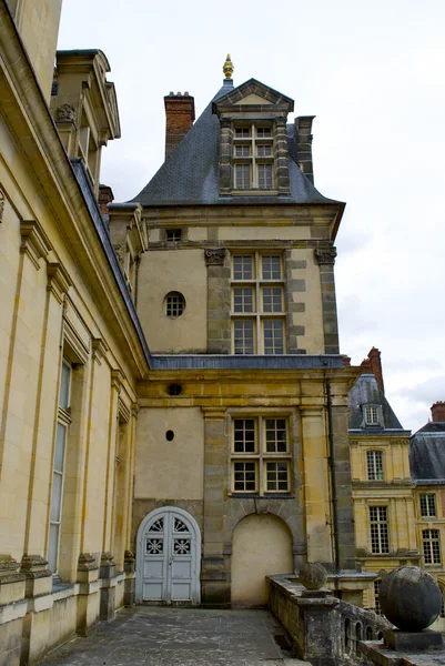 Beautiful Medieval landmark - royal hunting castle Fontainbleau. — Stock Photo, Image