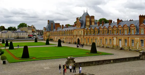 Beautiful Medieval landmark - royal hunting castle Fontainbleau. — Stock Photo, Image