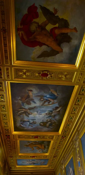 CASTLE FONTAINEBLEAU, ÎLE-DE-FRANCE, FRANCE: Image is taken inside of the Palace of Fontainebleau — Zdjęcie stockowe