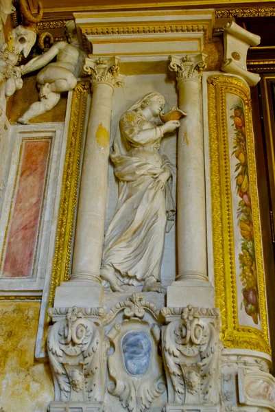 CASTLE FONTAINEBLEAU, ÎLE-DE-FRANCE, FRANCE: Image is taken inside of the Palace of Fontainebleau — Stockfoto