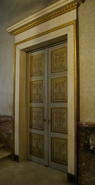 CASTLE FONTAINEBLEAU, ÎLE-DE-FRANCE, FRANCE: Image is taken inside of the Palace of Fontainebleau — Zdjęcie stockowe