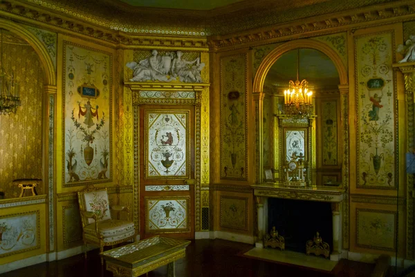 CASTLE FONTAINEBLEAU, ÎLE-DE-FRANCE, FRANCE: Image is taken inside of the Palace of Fontainebleau — Stock Photo, Image