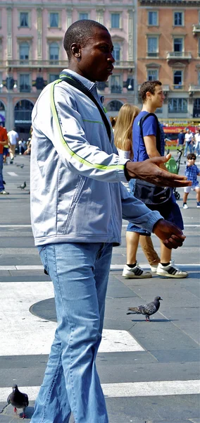 Afrikaanse man loopt — Stockfoto