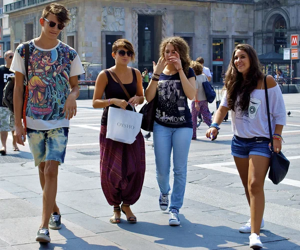 Group of walking tourists — Stock Photo, Image