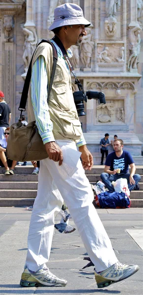 El hombre y su cámara esperan el momento — Foto de Stock