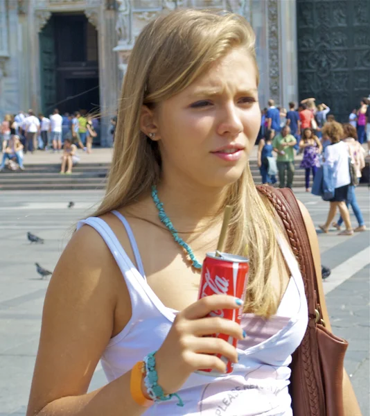 Menina bonita com uma garrafa de Coca-Cola — Fotografia de Stock