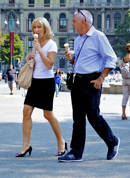 Friends eat ice cream — Stock Photo, Image