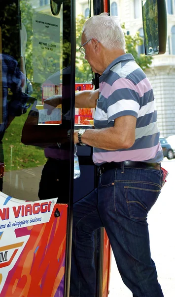 Mann går inn i bussen – stockfoto