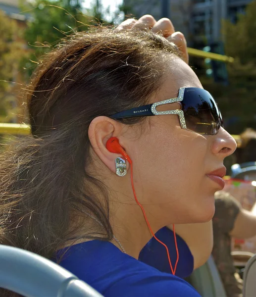 Chica con tapones para los oídos rojos — Foto de Stock