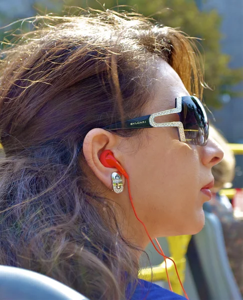 Fille avec bouchons d'oreille rouge — Photo