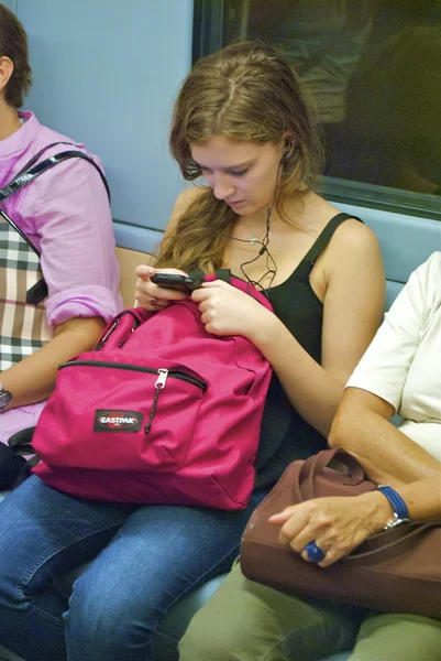 Fille vérifie ses messages dans le métro — Photo