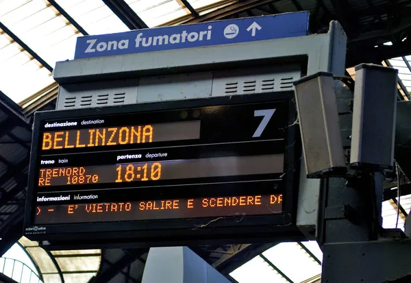 Schema till bellinzona på milan central station — Stockfoto