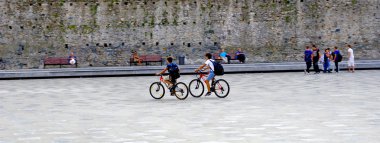 Bisiklet üzerinde iki saçak