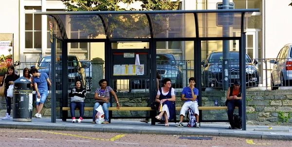 An der Bushaltestelle auf den Bus warten — Stockfoto