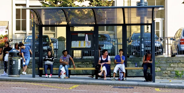 À l'arrêt de bus attendre le bus — Photo