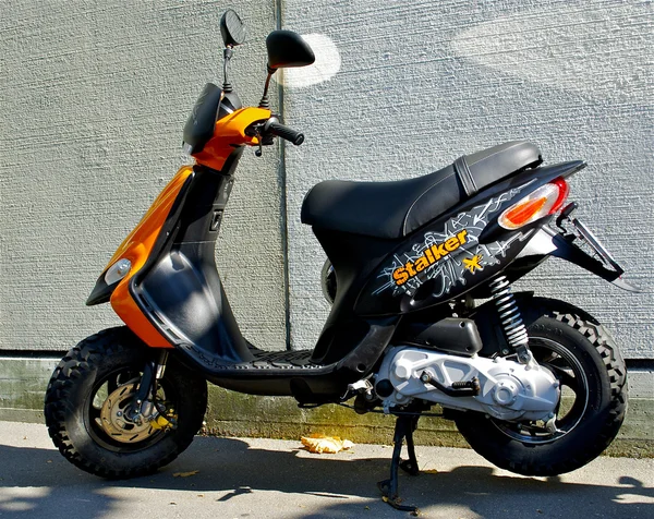 Scooter parcheggiato in strada — Foto Stock