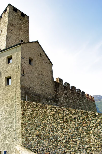 Visa av bellinzona slottet montelbello, Unescos världsarv i bellinzona, Schweiz — Stockfoto