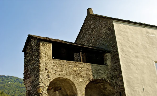 Veduta del castello di Bellinzona Montelbello, patrimonio mondiale dell'UNESCO a Bellinzona, Svizzera — Foto Stock