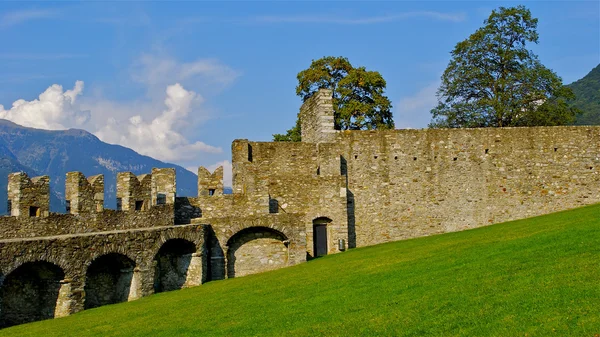 贝林佐纳城堡 montelbello，瑞士贝林佐纳，教科文组织世界遗产 — 图库照片