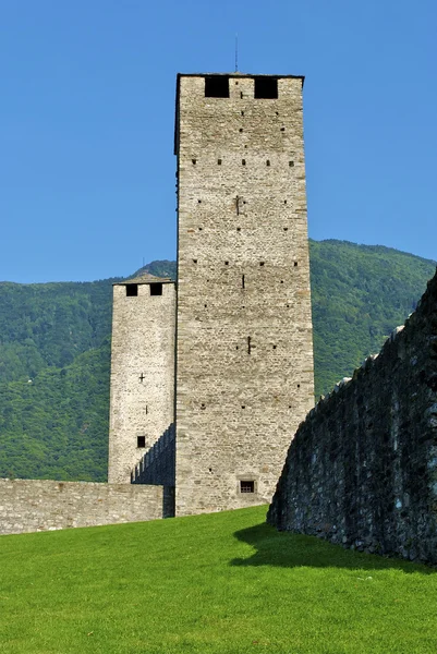 Замок Беллинцона Монтельбелло, всемирное наследие ЮНЕСКО в Беллинцоне, Швейцария — стоковое фото