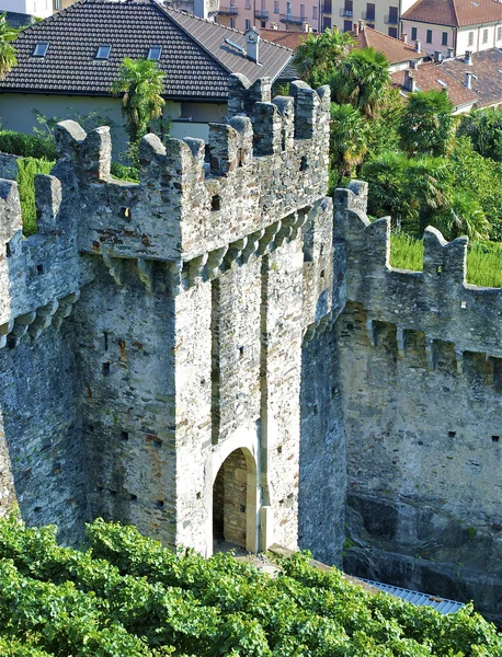 Parte del castillo de Bellinzona Montelbello, patrimonio mundial de la UNESCO en Bellinzona, Suiza — Foto de Stock