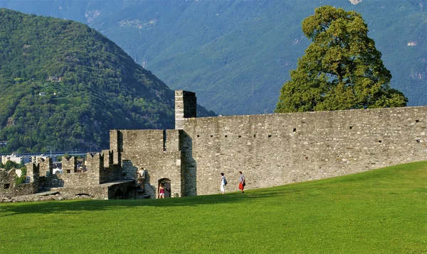Часть замка Беллинцона Монтельбелло, всемирное наследие ЮНЕСКО в Беллинцоне, Швейцария — стоковое фото