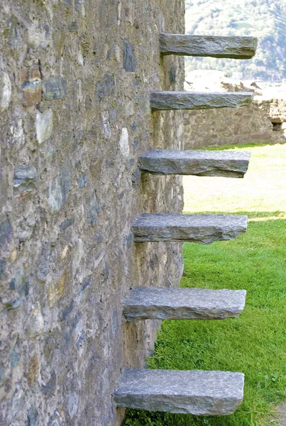 Parte do castelo de Bellinzona Montelbello, Património Mundial da UNESCO em Bellinzona, Suíça — Fotografia de Stock