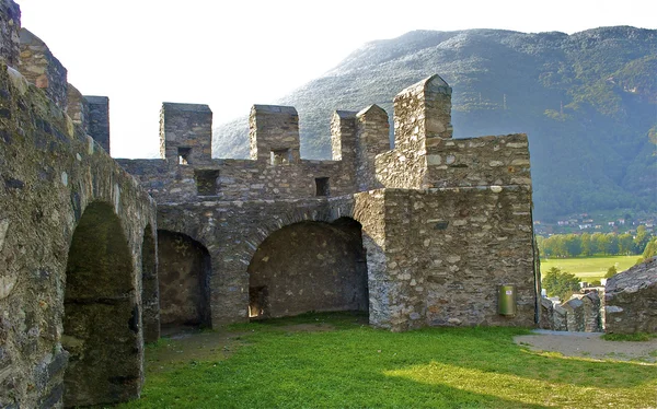 Часть замка Беллинцона Монтельбелло, всемирное наследие ЮНЕСКО в Беллинцоне, Швейцария — стоковое фото