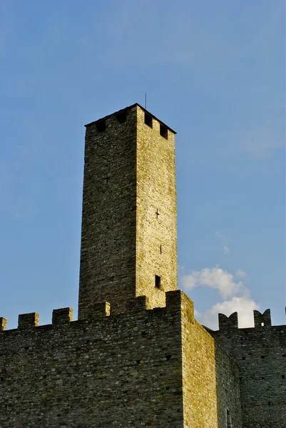 Parte do castelo de Bellinzona Montelbello, Património Mundial da UNESCO em Bellinzona, Suíça — Fotografia de Stock