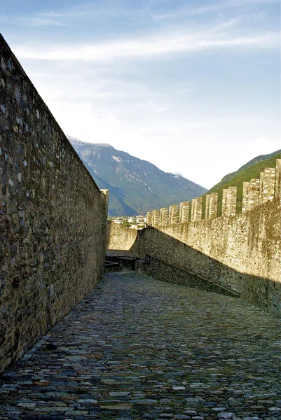 Ruinerna av bellinzona slottet montelbello, Unescos världsarv i bellinzona, Schweiz — Stockfoto