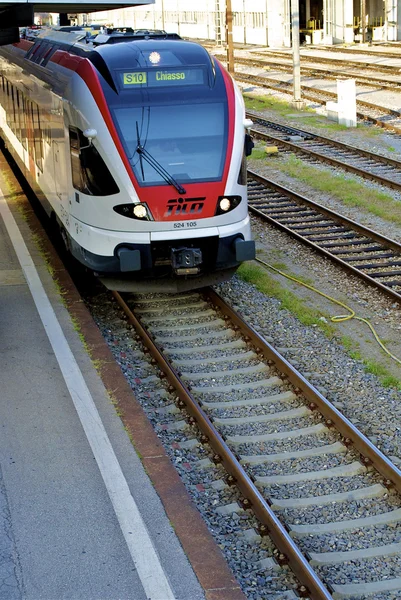 Moderna tåg vid stationen. — Stockfoto