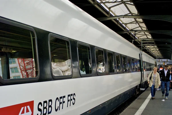 Швейцарский поезд компании SBB — стоковое фото