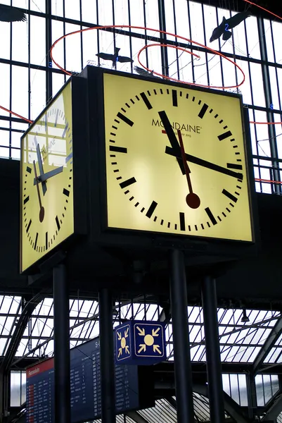 Railway station zurich hb, İsviçre saat — Stok fotoğraf